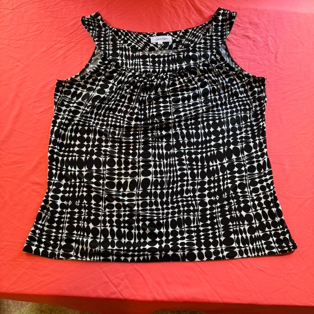 Calvin Klein black and white sleeveless blouse w/ an interesting design- Size L